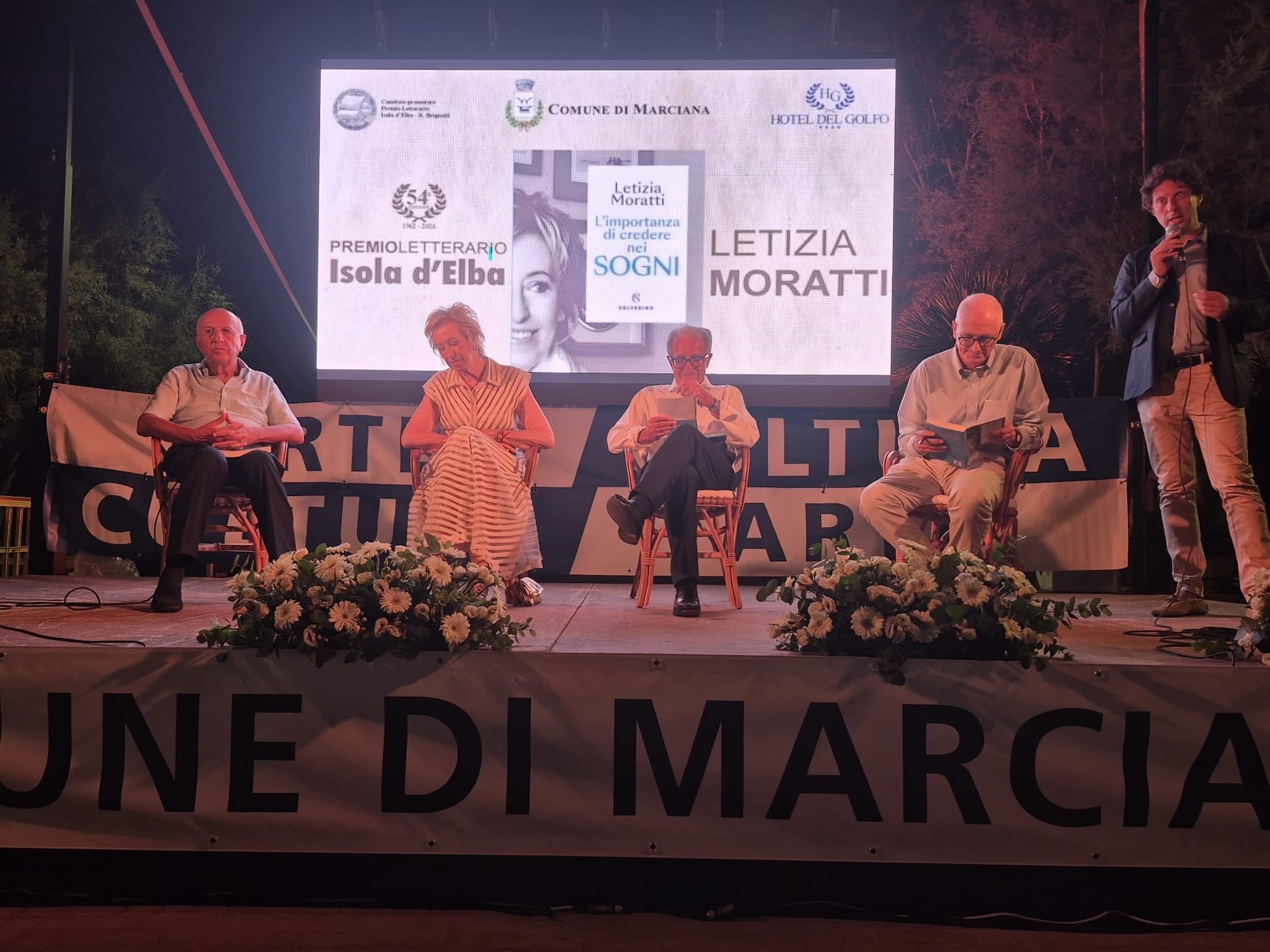 Letizia Moratti sul palco durante la presentazione del libro L’importanza di credere nei sogni a Procchio