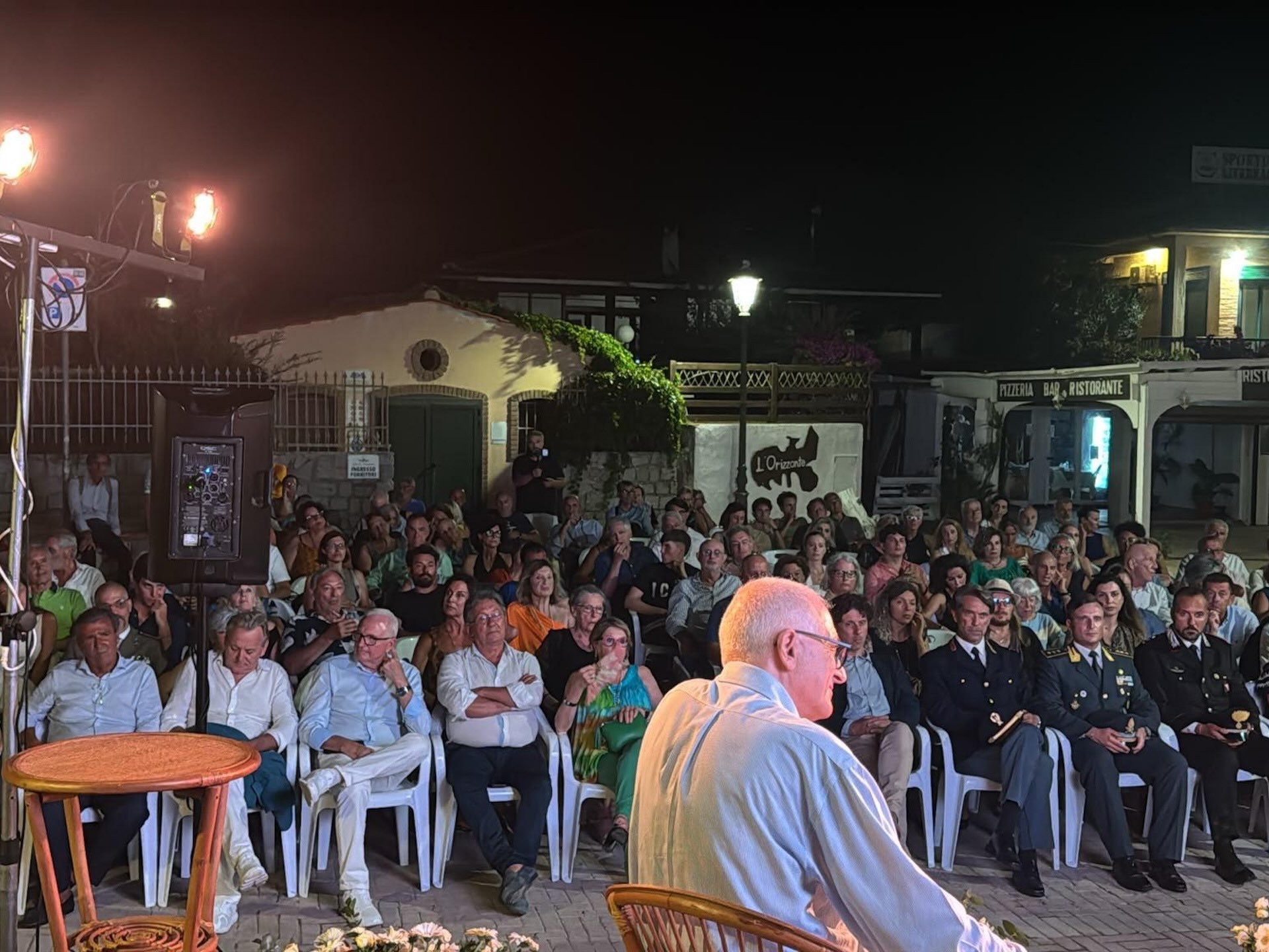 Il pubblico in Piazza del Mare a Procchio durante l’incontro con Letizia Moratti