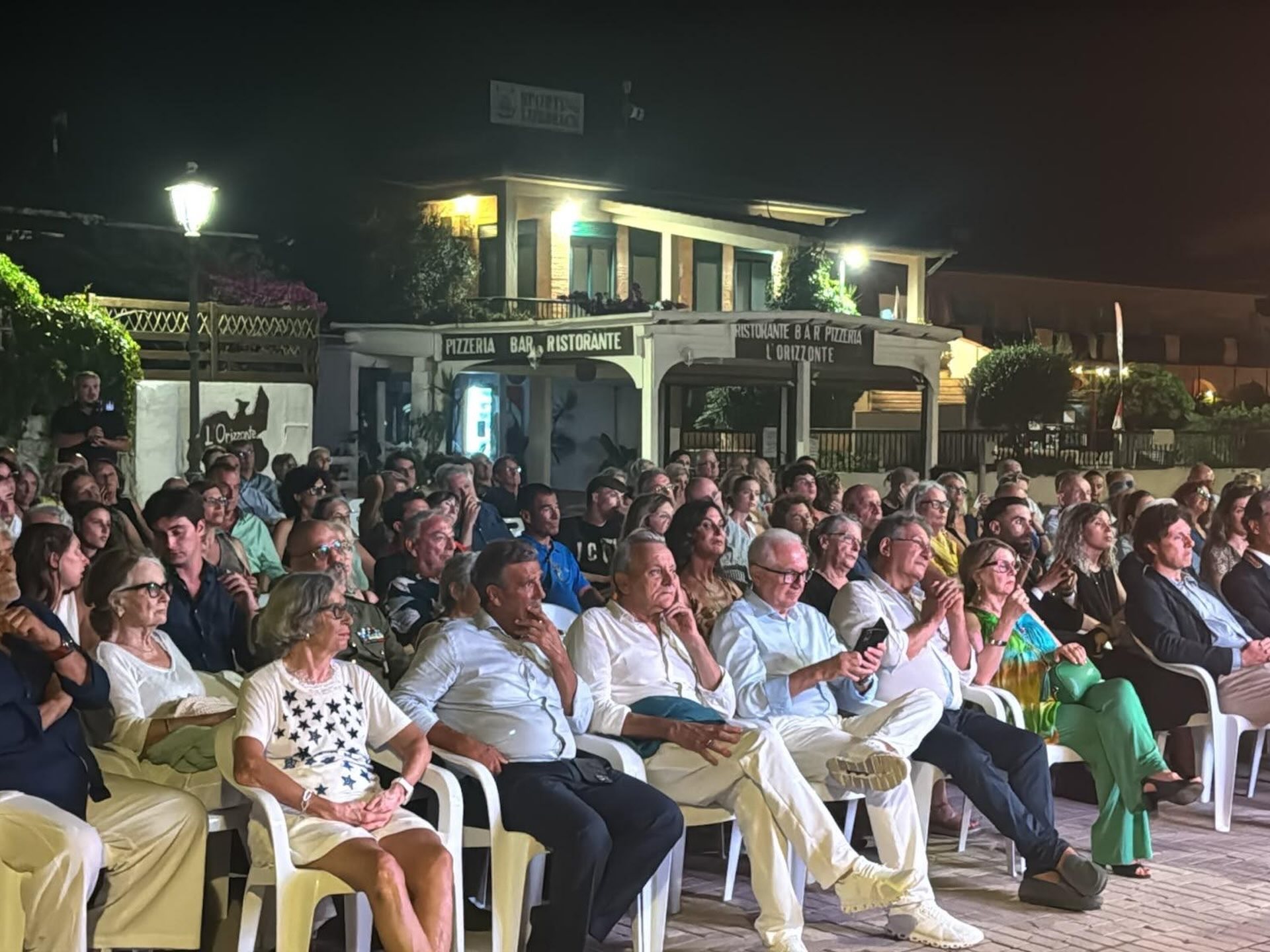 Il pubblico presente a Procchio per l’incontro con Letizia Moratti promosso dal Premio Letterario Isola d’Elba