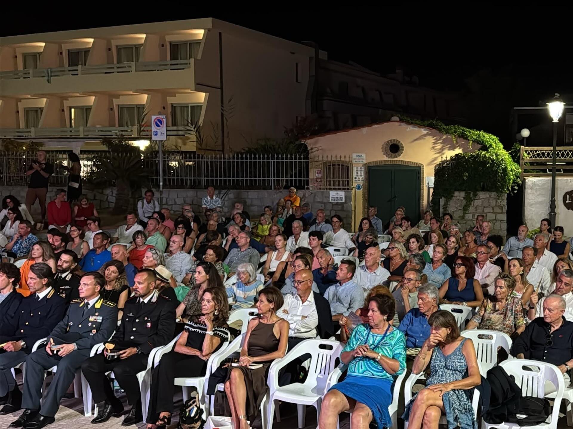 Il pubblico in Piazza del Mare a Procchio durante la serata con Letizia Moratti
