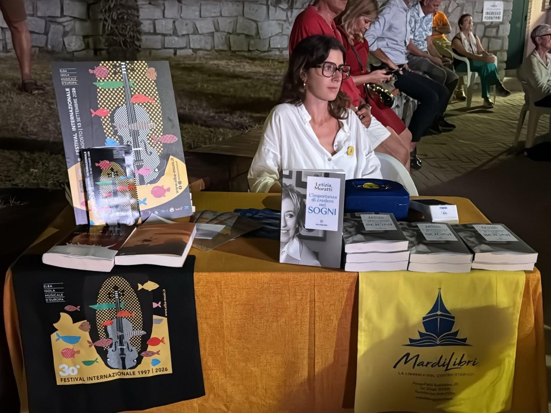 Il banco della libreria Mardilibri con il libro L’importanza di credere nei sogni di Letizia Moratti