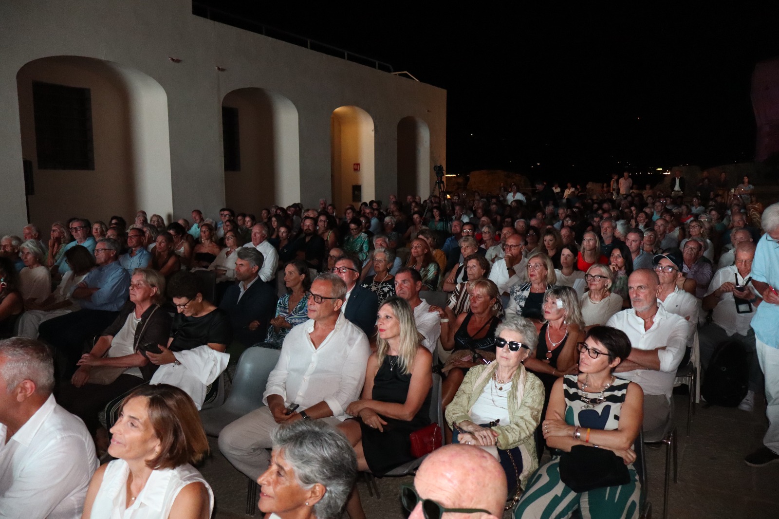 Pubblico dell’Arena della Linguella durante la serata finale del Premio Brignetti