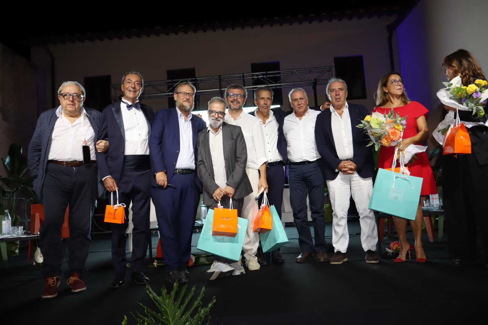 Ospiti sul palco durante la serata finale del Premio Letterario Isola d’Elba