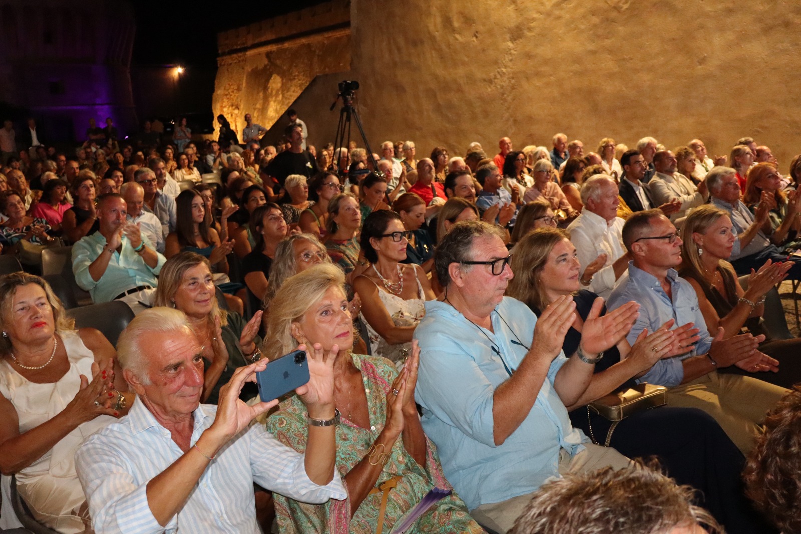 Pubblico dell’Arena della Linguella durante la cerimonia del Premio Brignetti